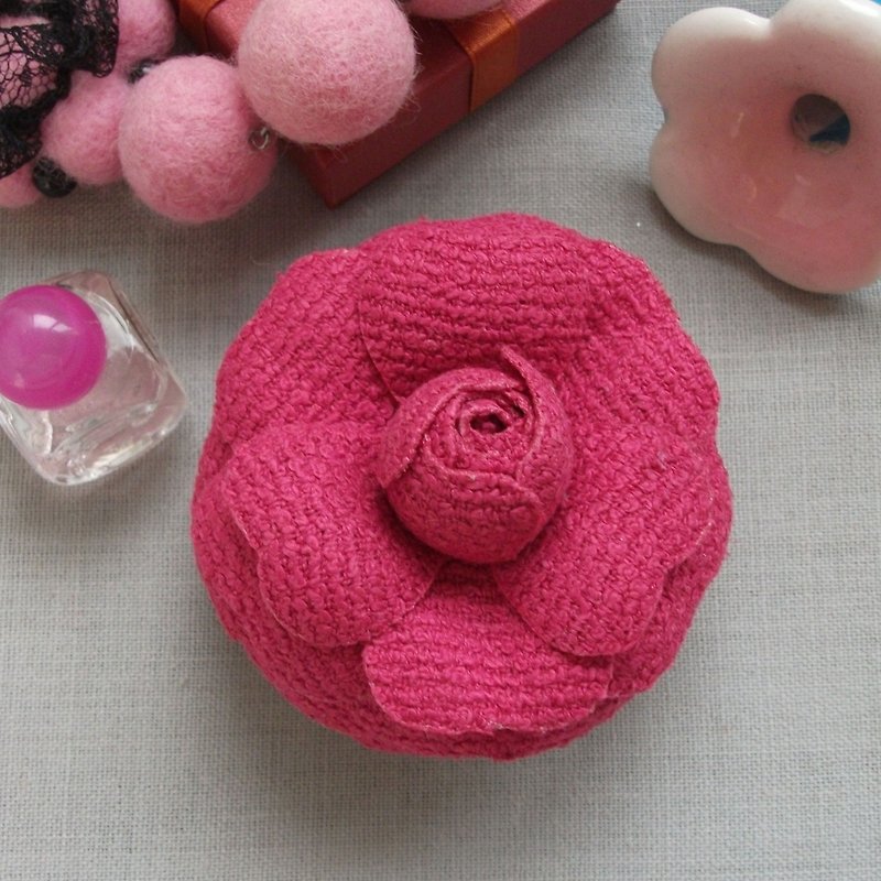 Camellia flower brooch in crimson fabric - Brooches - Wool Purple