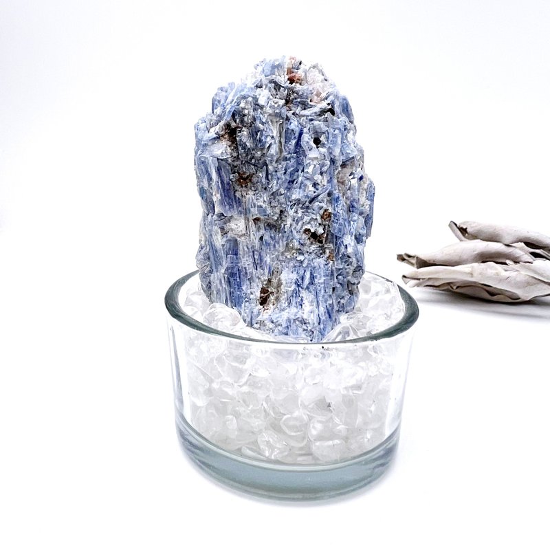 抱團。水晶盆栽 療癒 能量 組合 l 藍晶石共生雲母石榴石原礦 l - 擺飾/家飾品 - 水晶 藍色