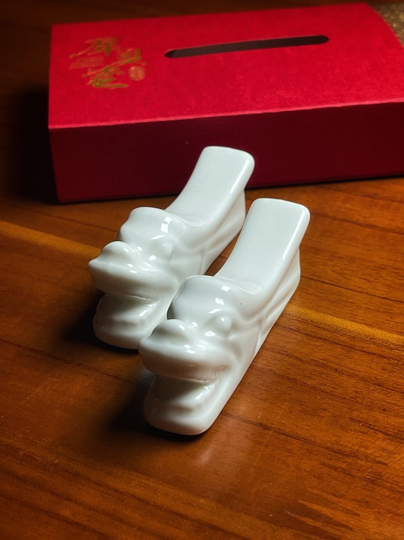 犀貝瓷 龍飛風起 筷架 - 筷子/筷架 - 瓷 