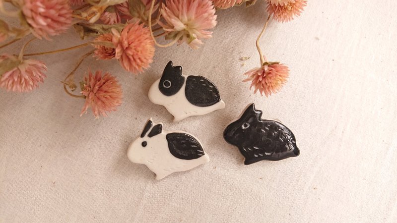 Hey! Bird Friends! Small Animal Brooch-Black Rabbit - Brooches - Porcelain Black