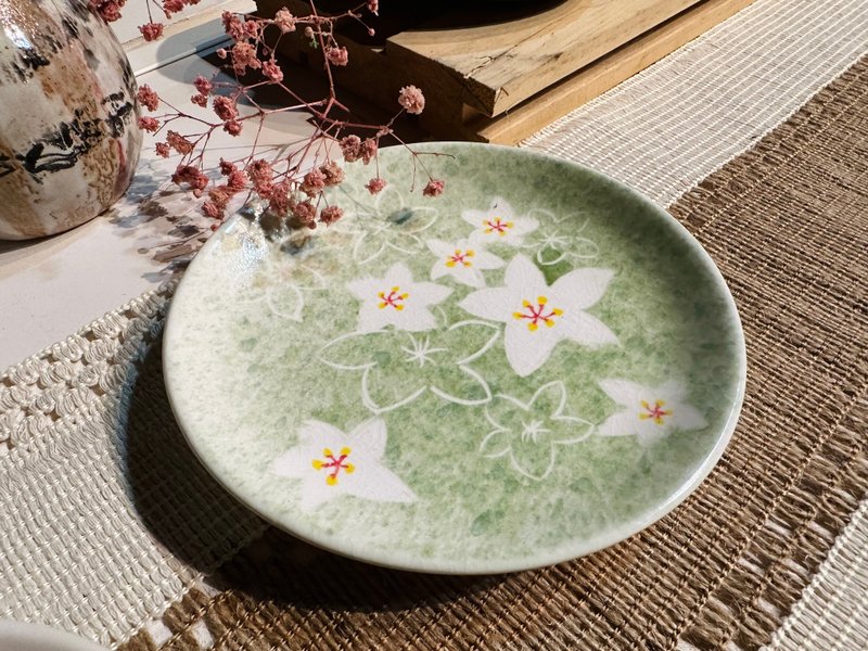 Purely hand-painted plate flower series spring tung flower dessert plate made in Taiwan - จานและถาด - เครื่องลายคราม สีเขียว