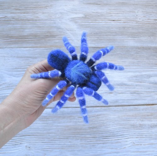 Feltedclouds 藍色狼蛛蜘蛛羊毛現實假蜘蛛萬聖節令人毛骨悚然的恐怖裝飾