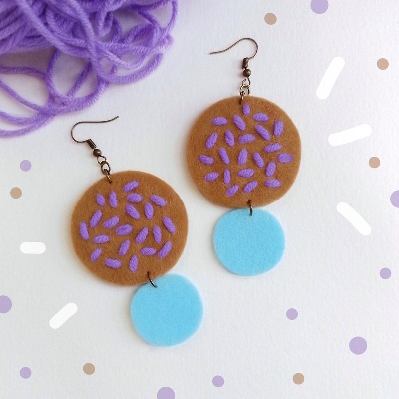 Unique Cute free-form dangle earrings design with hand-stitching on hard felt - 耳環/耳夾/耳骨夾 - 其他材質 