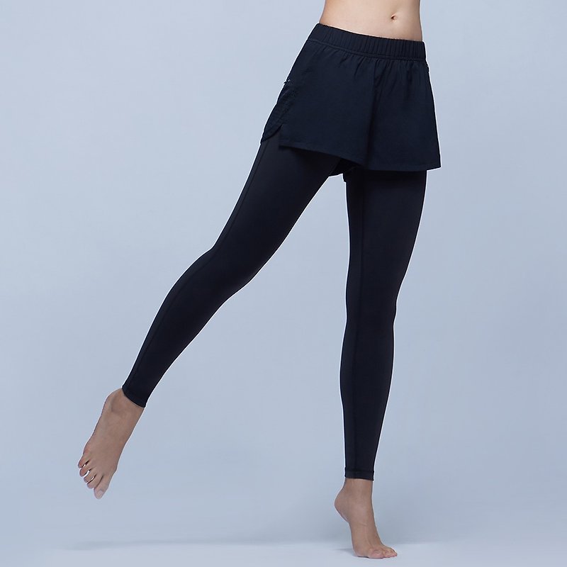 【MACACA】Sports Pants with Stable Small Butt-ARE7021 Black - กางเกงวอร์มผู้หญิง - ไนลอน สีดำ