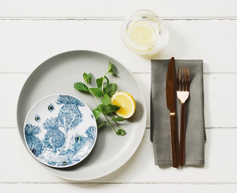 British Gillian Kyle Scotch Thistle Flower and Bee Totem Ceramic Small Dinner Plate/Plate/Dessert Plate - จานและถาด - ดินเผา สีน้ำเงิน