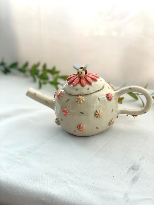 作家さんの手作り　陶器製のユニークなポット 作家さんの手作り 陶器製のユニークなポット