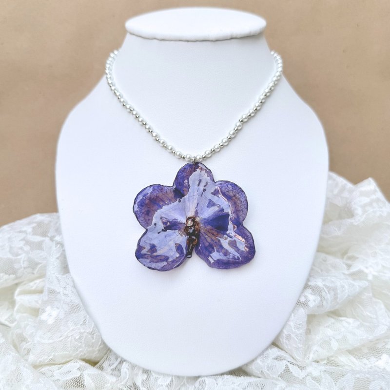 Royal Purple Vanda orchid necklace, alternating silver pearl beads - 項鍊 - 植物．花 紫色
