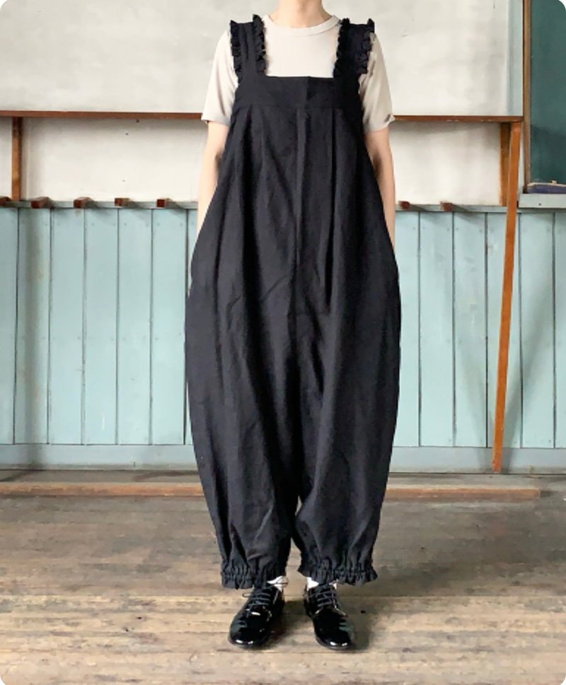 Ruffle shoulder Linen overalls cocoon pants Handmade in Japan Natural Linen - จัมพ์สูท - ผ้าฝ้าย/ผ้าลินิน สีดำ