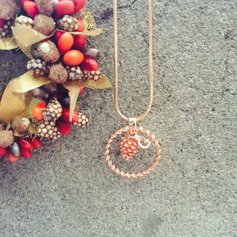 Oops-鎖骨間的黃銅花圈松果項鍊-聖誕禮物- - 項鍊 - 其他金屬 粉紅色