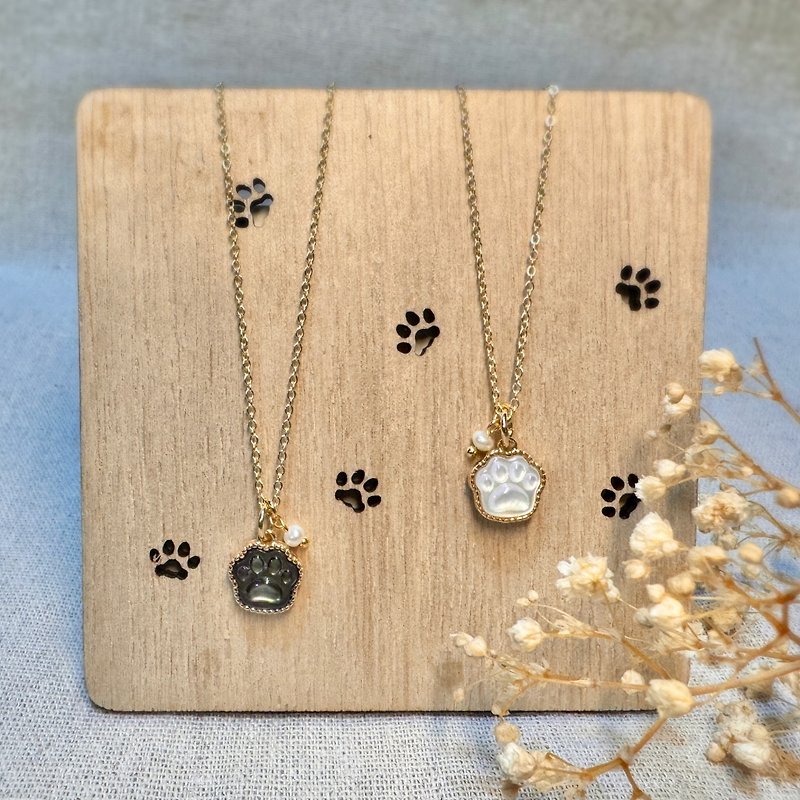 Natural shell bear paw/cat paw necklace - Necklaces - Shell Gold