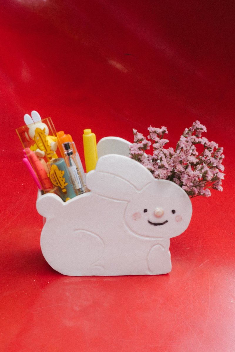 Smile not smile rabbit white pottery pen holder storage rack flower vessel - ของวางตกแต่ง - ดินเผา ขาว