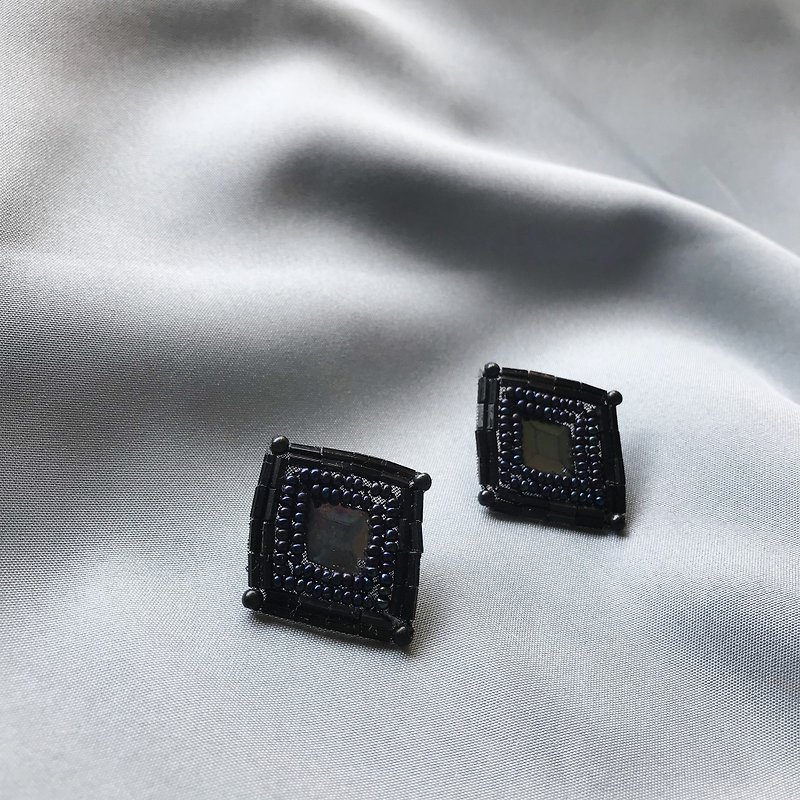 Low-key black diamond embroidered bead earrings - ต่างหู - พลาสติก สีดำ