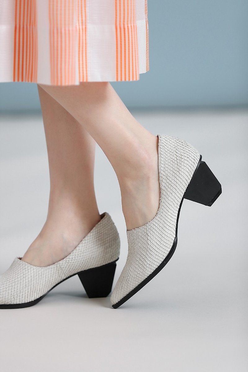 Under the beauty of the digging oblique tip drilled leather thick heel knife cut white - High Heels - Genuine Leather White