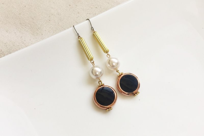 [40% off print and clear products] art literature pearl brass antique resin earrings - Earrings & Clip-ons - Gemstone Black