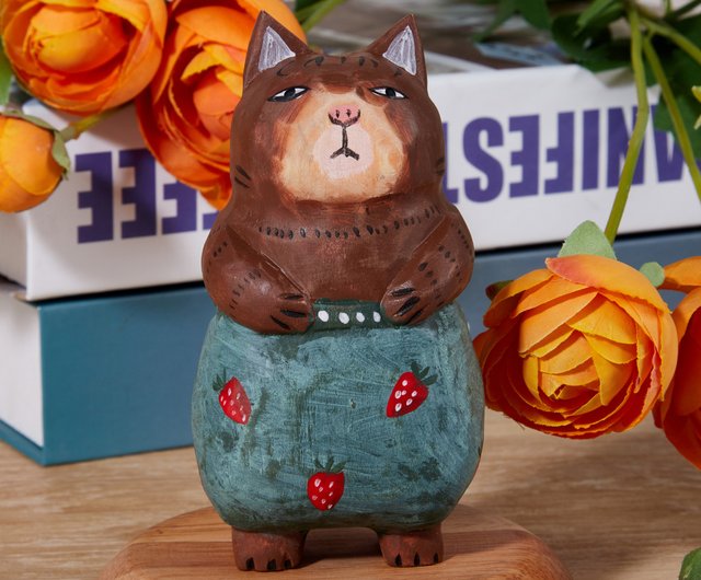 TOTO 木彫イチゴパンツをはいた猫 - ショップ Mokuomo 置物 - Pinkoi