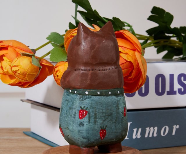 TOTO 木彫イチゴパンツをはいた猫 - ショップ Mokuomo 置物 - Pinkoi