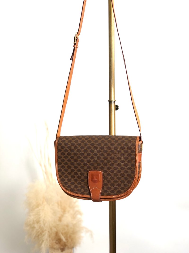 【 日本直送　名牌中古包 】CELINE セリーヌ マカダム ショルダーバッグ ブラウン ブラゾン型押し ボタン PVC レザー フラップ 2gysan - 側背包/斜背包 - 防水材質 咖啡色