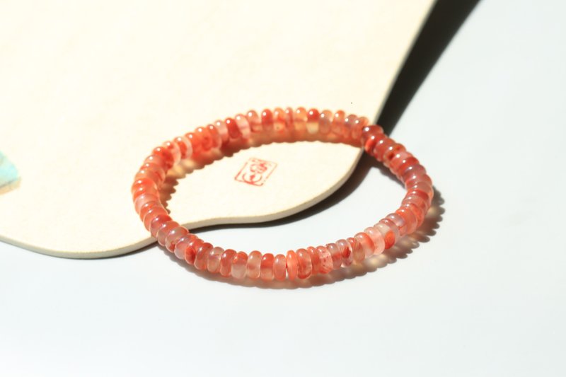 【南紅ブレスレット】半透明の質感が温もりを帯び、身につけるだけで手首を白く柔らかく見せます。 - ブレスレット - 翡翠 レッド