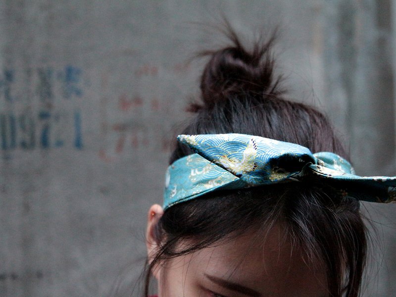 Blue crowned Crane / gilt cloth / Japanese flower painting / aluminum ribbon - เครื่องประดับผม - ผ้าฝ้าย/ผ้าลินิน สีน้ำเงิน
