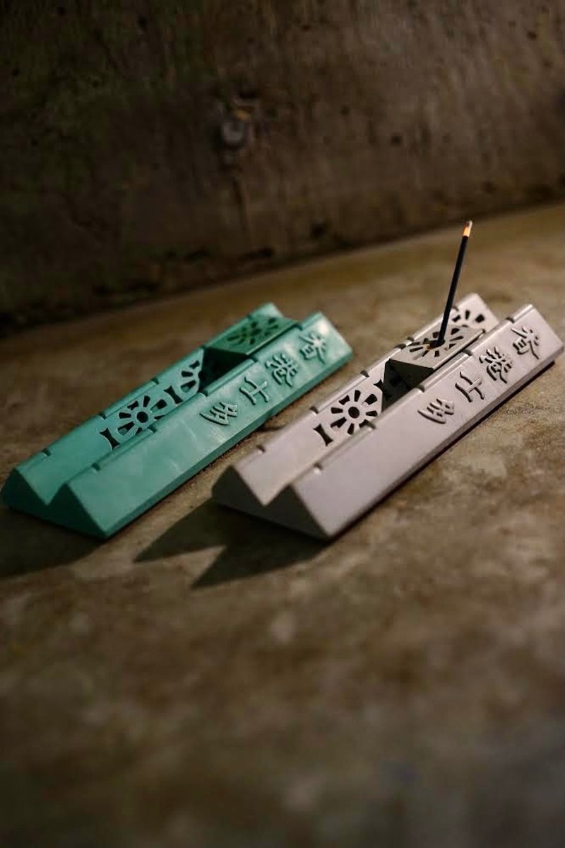 Through flower iron gate- Cement incense holder color: gray/black/green - น้ำหอม - ปูน สีเทา