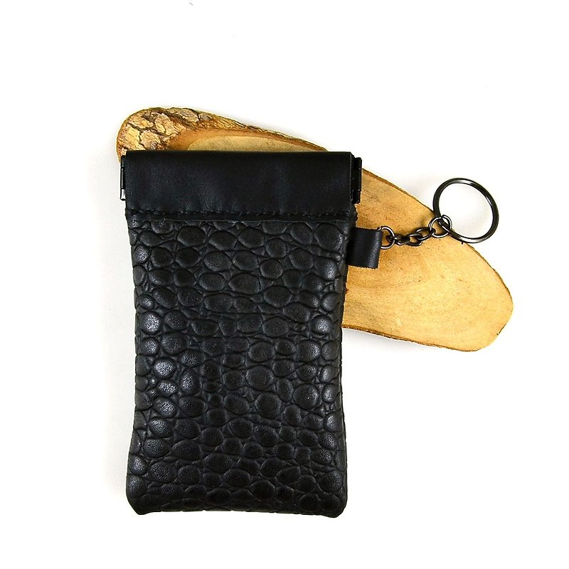 【U6.JP6 Handmade Leather Goods】-Imitated crocodile pattern leather hand-made pure hand-stitched shrapnel handmade coin purse, universal bag (suitable for both men and women) - กระเป๋าใส่เหรียญ - หนังแท้ สีดำ