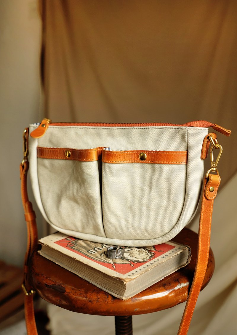 Japanese retro vegetable tanned cowhide canvas crossbody bag crescent tote bag - กระเป๋าแมสเซนเจอร์ - วัสดุอื่นๆ ขาว