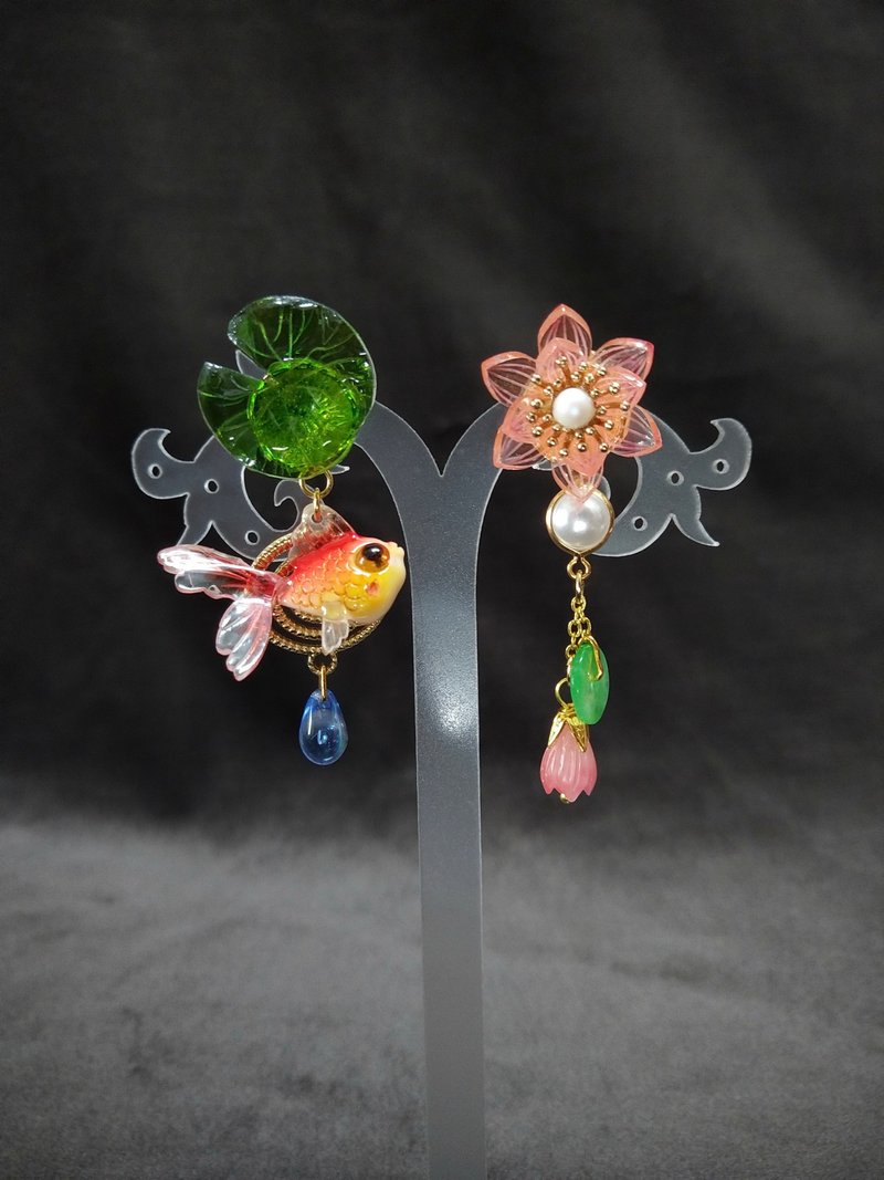 小金魚系列【荷塘月色】花葉針式~不對稱耳環 - 耳環/耳夾/耳骨夾 - 樹脂 多色