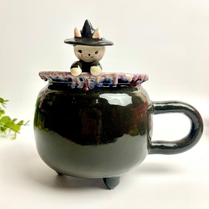 Handmade ceramic tea and coffee cups, witch potion cauldron, free cute cat clinging to the cup - 咖啡杯/馬克杯 - 陶 黑色