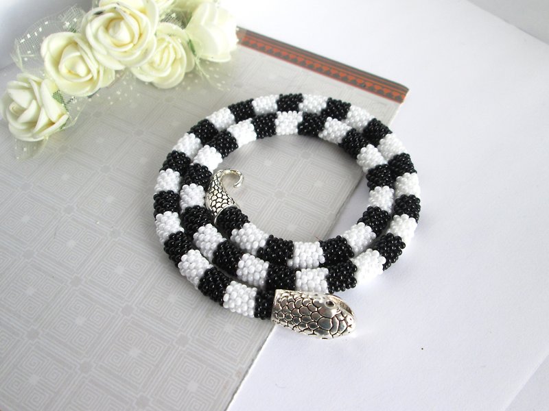 Black white royal snake necklace Ouroboros bracelet Animal necklace bead crochet - สร้อยข้อมือ - วัสดุอื่นๆ หลากหลายสี