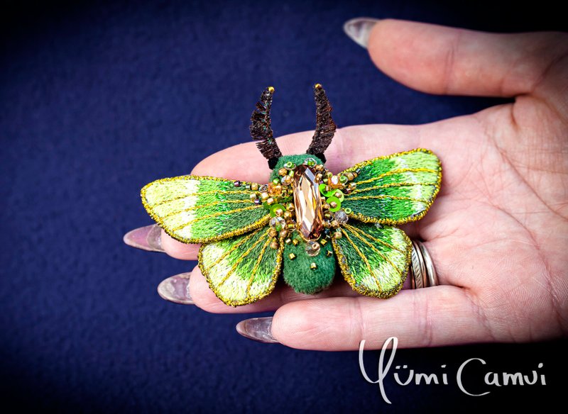 OOAK bug moth brooch by Yumi Camui - 徽章/別針 - 其他材質 