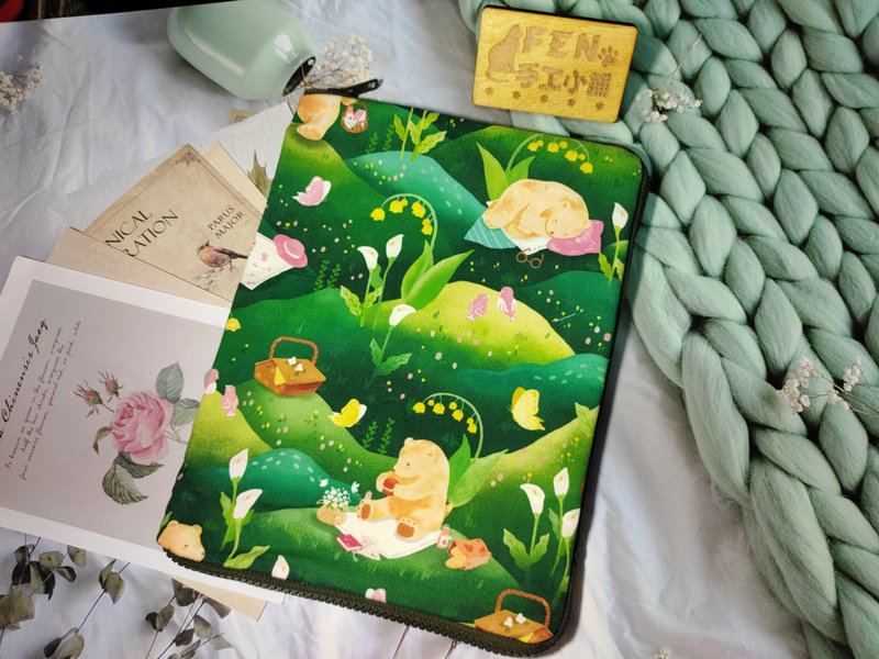 彩色噴墨-台灣設計草綠野餐熊防輕撥水牛津布拉鍊書衣現貨-A5/25K - 書衣/書套 - 棉．麻 