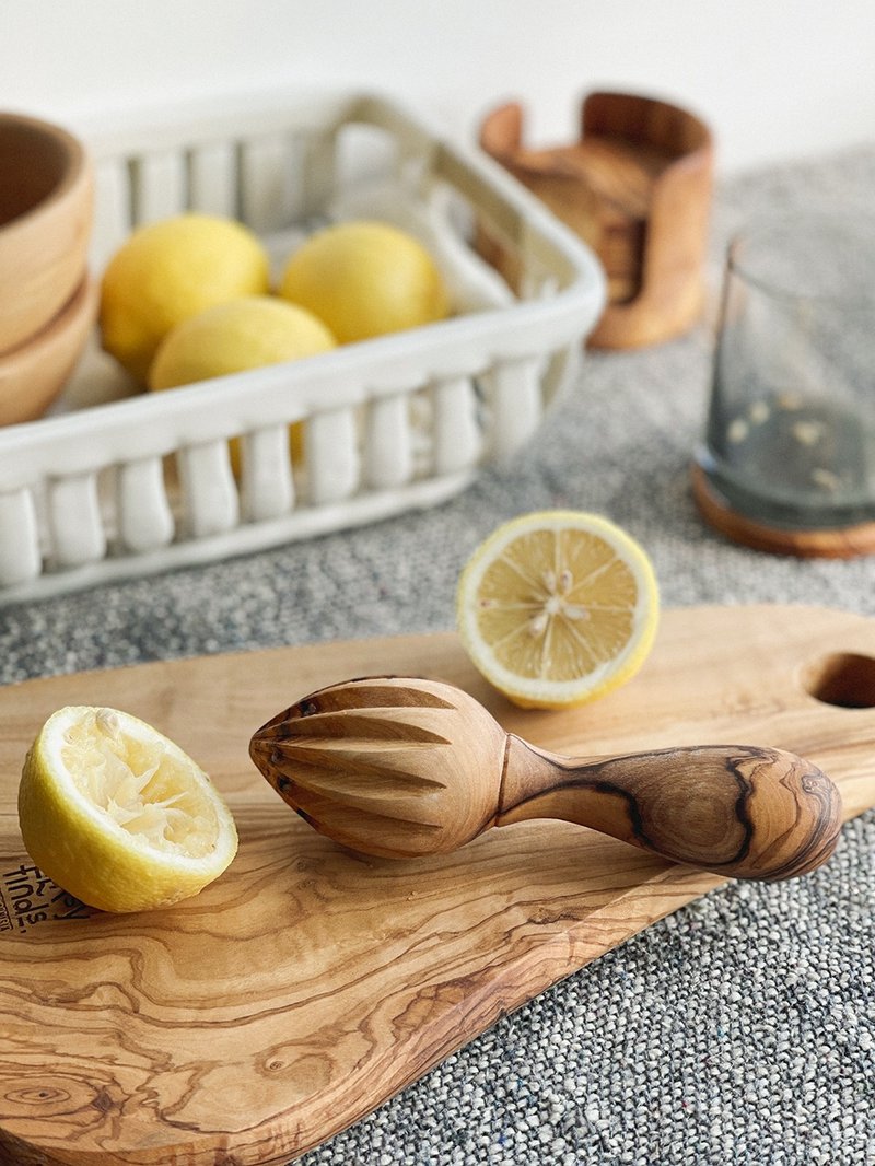 Handcrafted Olive Wood Lemon Squeezer - เครื่องครัว - ไม้ 