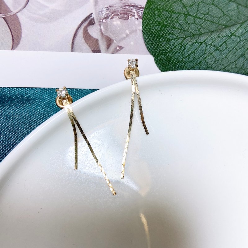 【西洋古董飾品】閃金屬流蘇感 垂墜擺盪 線條萊茵耳環 耳針 - 耳環/耳夾/耳骨夾 - 半寶石 金色