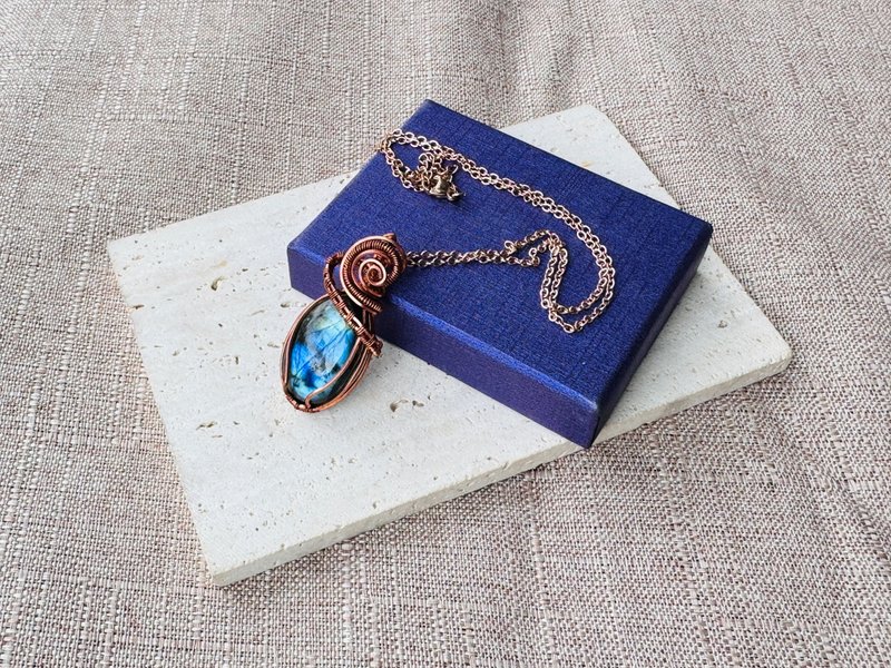 230621 wire wrapping labradorite copper Bronze winding pendant - Necklaces - Copper & Brass Blue