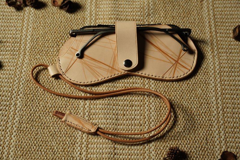 2D/COBWEB l 織網紋植鞣革墨鏡頸 l 純手縫製作 l 歐洲植鞣革 - 太陽眼鏡 - 真皮 