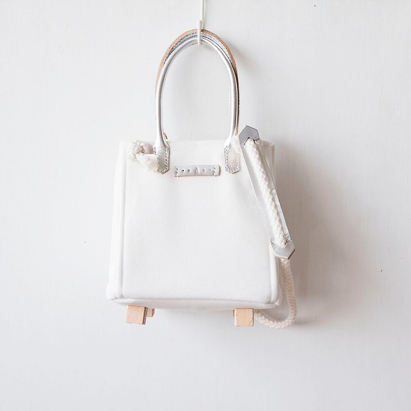 Cotton canvas square bucket bag (White with Silver Leather) - กระเป๋าแมสเซนเจอร์ - ผ้าฝ้าย/ผ้าลินิน ขาว