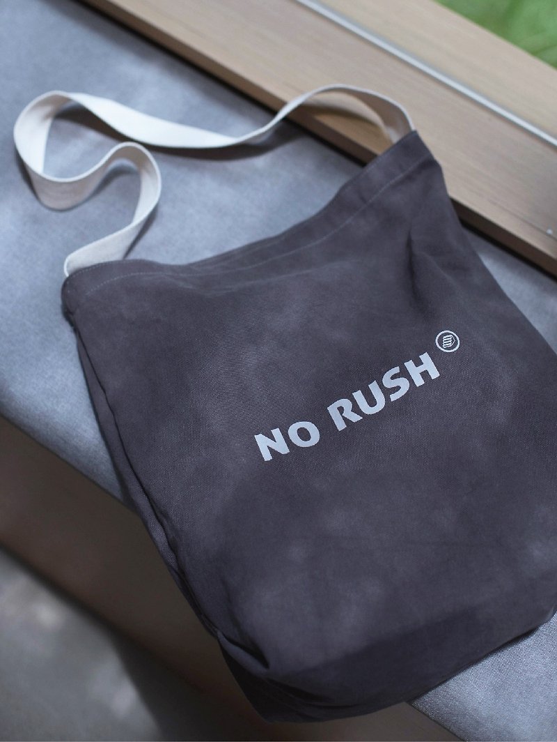 norush not anxious cross-body canvas bag large capacity portable side backpack - กระเป๋าแมสเซนเจอร์ - ผ้าฝ้าย/ผ้าลินิน หลากหลายสี