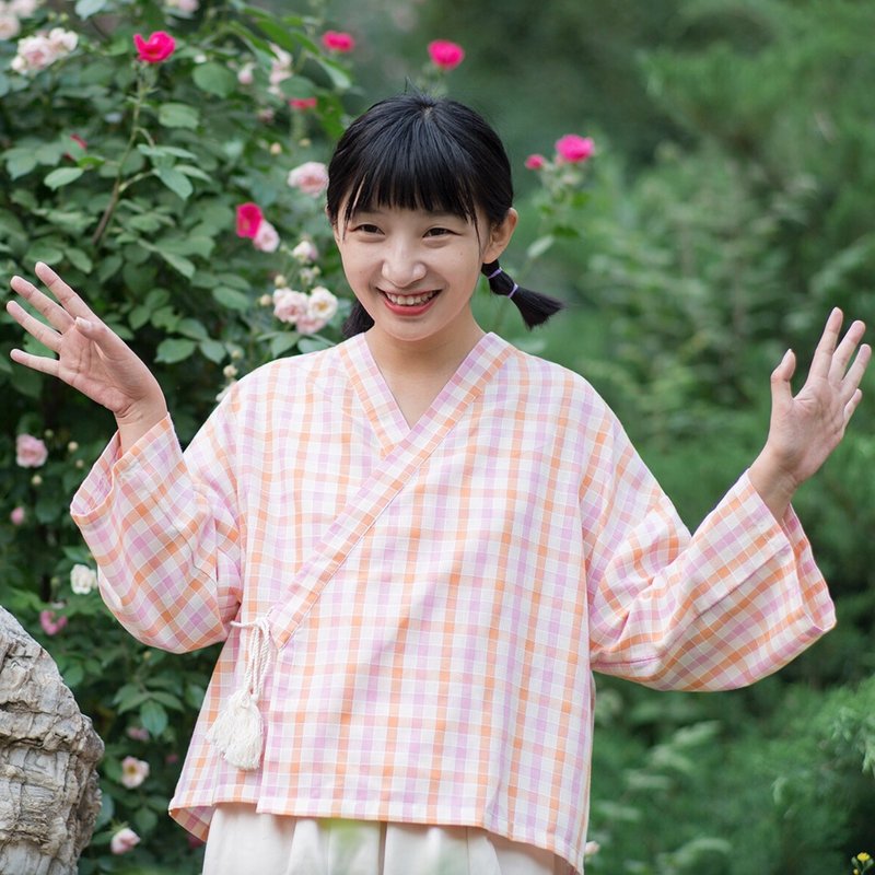 Orange pink plaid Japanese style tassel tie kimono Jinping slanted front Japanese short-sleeved shirt - เสื้อผู้หญิง - ผ้าฝ้าย/ผ้าลินิน สึชมพู