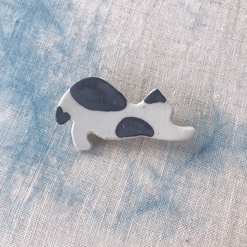 cat    / ceramic brooch / handmade - 胸針 - 陶 白色