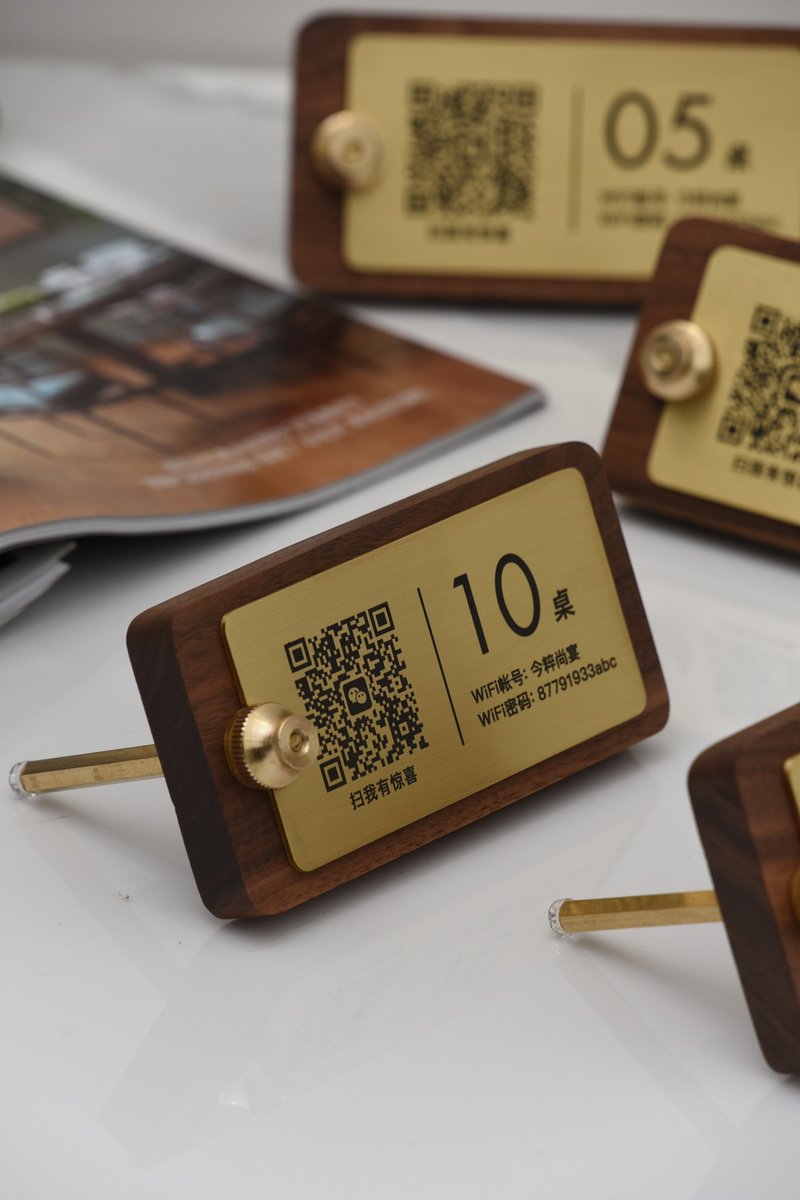 Customized standing table card qr code scan code standing card North American black walnut + brass beauty - ของวางตกแต่ง - ไม้ 