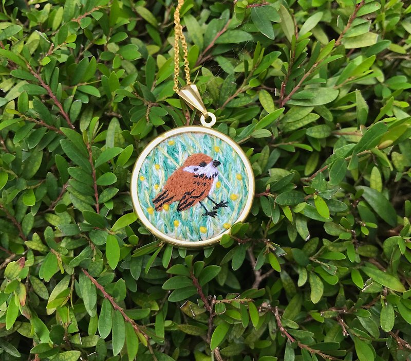 Wild sparrow embroidery necklace (Gold) - สร้อยคอ - งานปัก สีเขียว