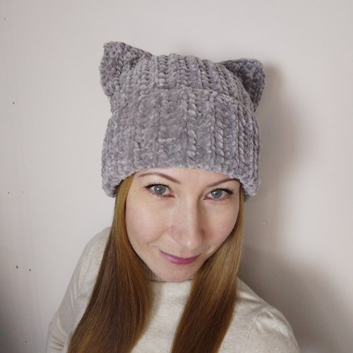 Alternative Crochet Boutique 灰色貓耳毛帽鉤針。帶有貓耳朵的毛絨毛帽。毛絨貓帽子手工編織