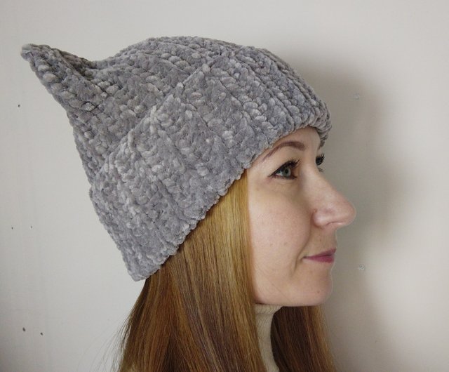 グレーの猫耳ビーニーかぎ針編み。猫耳付きのぬいぐるみビーニー