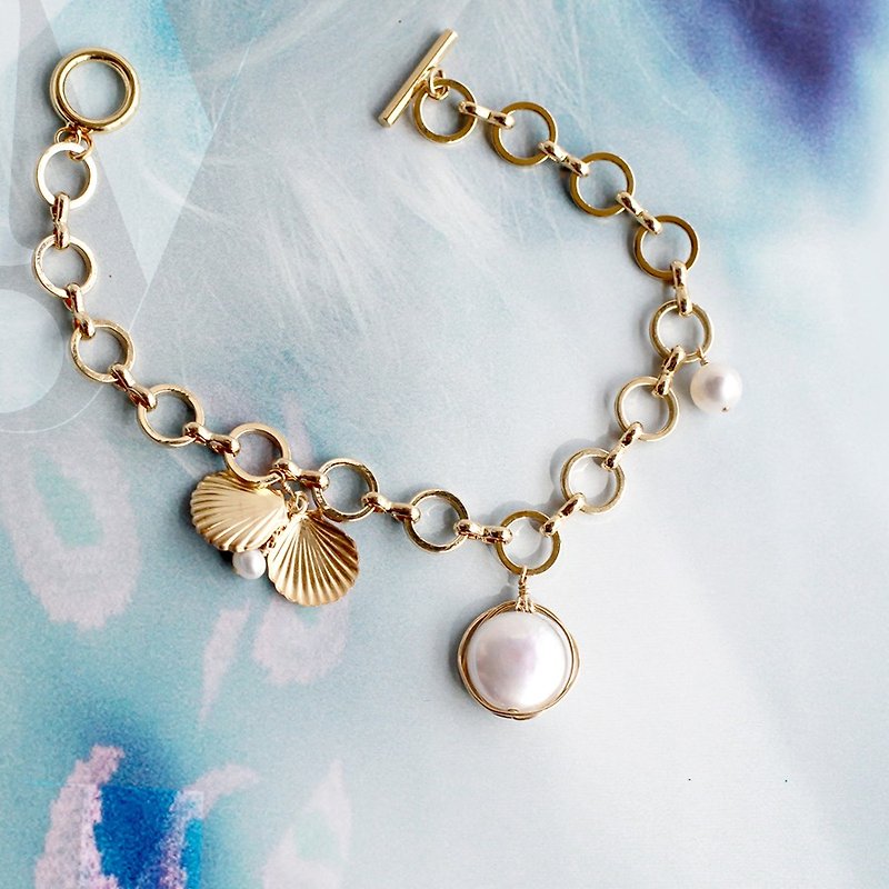 MissQueeny 海洋傳說 金貝殼女神天然珍珠手鏈 - 手鍊/手環 - 其他金屬 金色