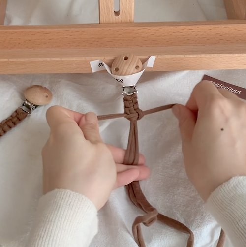 𝐚𝐧𝐧𝐢𝐞𝐞𝐢𝐧𝐧𝐚 |macrame studio 【 DIY KIT 】編織寶寶奶嘴夾/鍊 材料包 l 全程影片教學