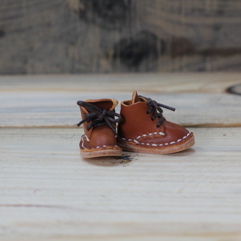 [Yingchuan Handmade] Mini shoe charm/Martin shoes/key ring/DIY material bag (cut pieces with perforations) PKIT SH001 hand-stitched leather material bag-red brown - เครื่องหนัง - หนังแท้ สีกากี