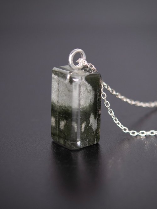 グリーンマイカシンプル　ネックレス　0011 スクエアストーンアシンメトリーネックレス ブラック⁄グリーン