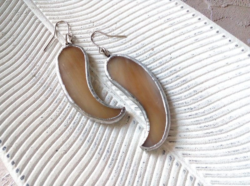 Beige glass earrings, stain glass earrings, Paisley mod earrings, tiffany - 耳環/耳夾/耳骨夾 - 玻璃 卡其色