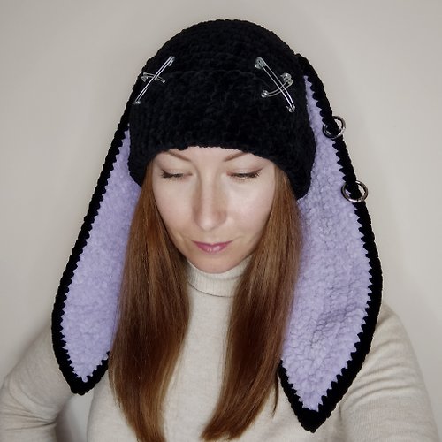 Alternative Crochet Boutique 帶耳朵的哥特兔帽。 黑色兔子毛線帽鉤針編織。 毛絨兔子帽
