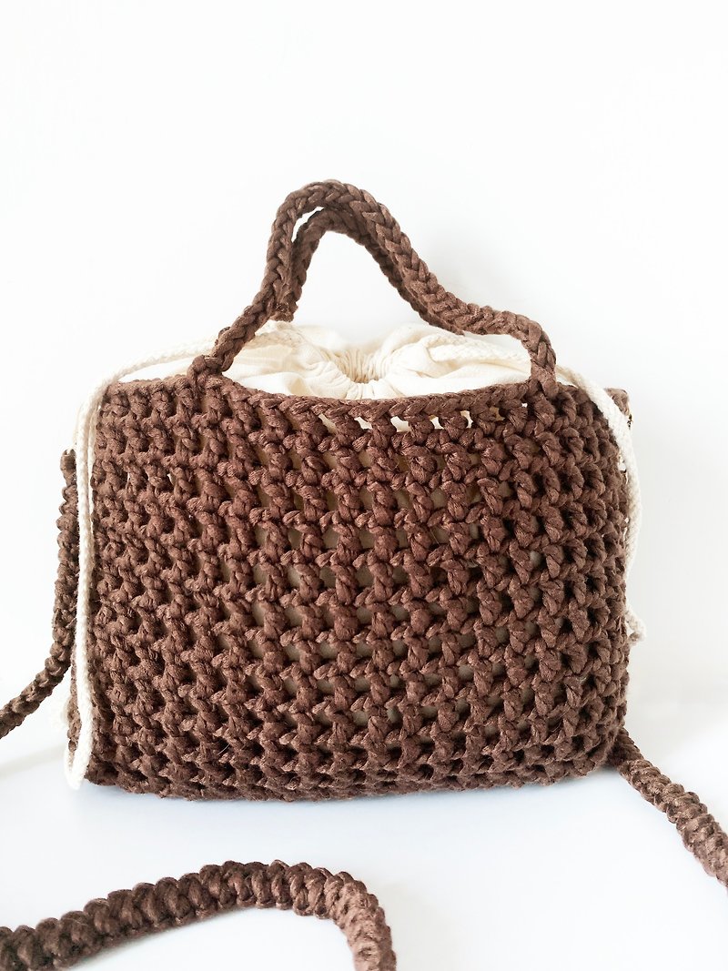 Crochet waffle crossbody mesh bag - กระเป๋าแมสเซนเจอร์ - วัสดุอื่นๆ สีนำ้ตาล